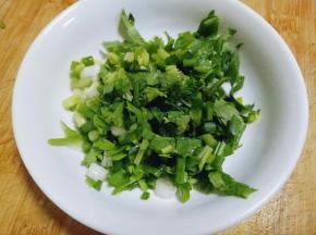 葱姜蒜，香菜，洗干净切碎，放入碗中。