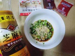 调料汁: 切好的葱姜蒜香菜容器里加入生抽，熟白芝麻，再滴几滴麻油，搅拌均匀。