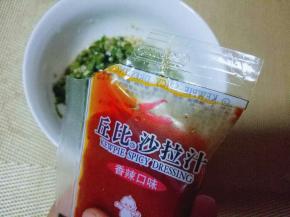 调味料搅拌均匀后加入香辣口味的“丘比沙拉汁” 其它口味也可以，根据个人喜欢调味。