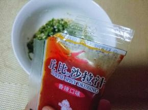 调味料搅拌均匀后加入香辣口味的“丘比沙拉汁” 其它口味也可以，根据个人喜欢调味。