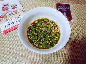 调料汁做好了，(喜欢吃辣的还可以加入一些辣椒。)