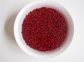 红豆挑选出坏掉的豆子准备好，用清水浸泡1个小时左右