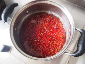 泡好的红豆放入锅中，中火煮开