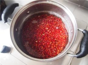 泡好的红豆放入锅中，中火煮开