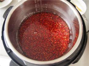 重新换水，将煮好的红豆放入高压锅中，豆子浸泡的时间短，所以加水量要稍微多一点，高出豆子1cm左右