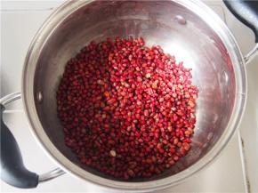 将煮好豆子的水倒掉