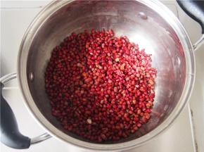 将煮好豆子的水倒掉