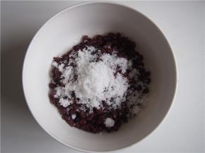 煮好的豆子拌入白糖和蜂蜜