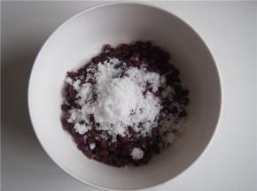 煮好的豆子拌入白糖和蜂蜜