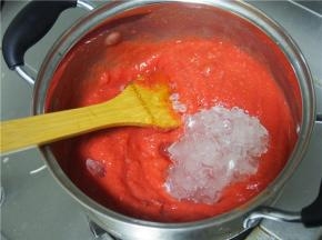倒入锅中，加入冰糖，小火熬煮，要不停搅拌以免糊锅，熬煮至浓稠即可