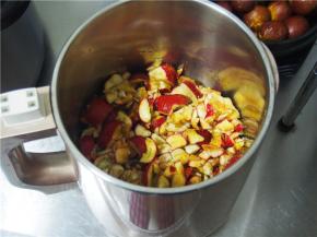 放入豆浆机中，选择果酱程序，会自己加热并搅拌细腻