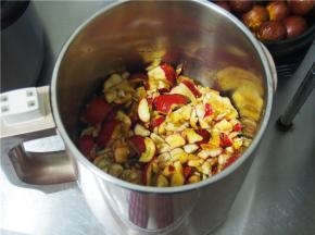 放入豆浆机中，选择果酱程序，会自己加热并搅拌细腻