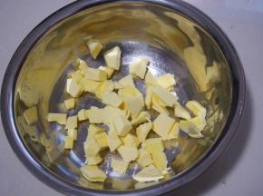 黄油切成小块，室温软化