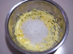 打发至微微发白，加入白糖，继续搅打均匀