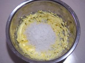 打发至微微发白，加入白糖，继续搅打均匀