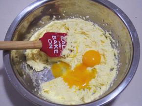加入蛋黄，搅打均匀