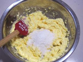 加入椰蓉，搅拌均匀