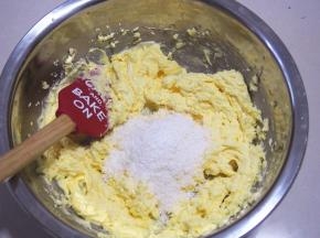 加入椰蓉，搅拌均匀