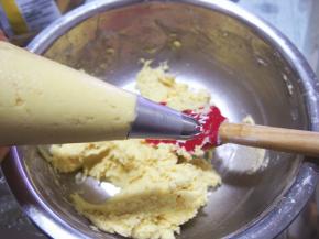 装入裱花袋中，最好不要用一次性裱花袋哦，容易挤破，用硅胶的比较好