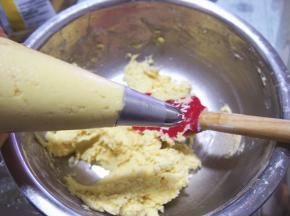 装入裱花袋中，最好不要用一次性裱花袋哦，容易挤破，用硅胶的比较好