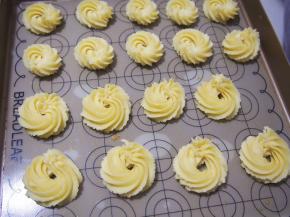 挤出自己喜欢的形状，烤箱预热至160度，中层上下火，25分钟左右，观察上色，切开后看看内心熟透即可。