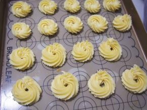 挤出自己喜欢的形状，烤箱预热至160度，中层上下火，25分钟左右，观察上色，切开后看看内心熟透即可。