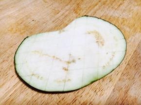 把每片茄子的两面划上棋子格，划的要浅，2mm左右，以便减少煎制的时间，