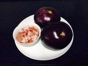 酱香茄子的主要食材：圆茄子、肉片（猪五花肉肉片）