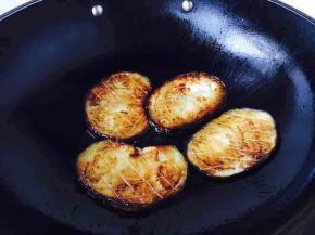 把茄子的两面都煎成金黄色
