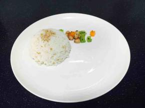 米饭脱模后，在餐盘上摆上你所喜欢的蔬菜。