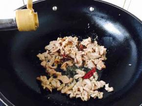 放入1勺生抽、1勺料酒，翻炒均匀。