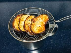 煎好的茄子沥一下油