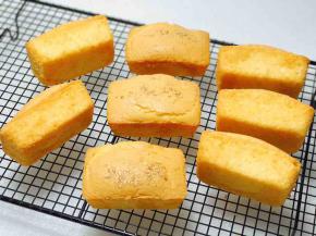 轻剥离边缘，即可脱模。