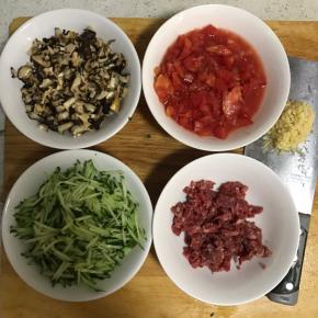 1.香菇泡发洗净切丁(留一些泡香菇的水备用)，西红柿切碎，黄瓜切丝牛肉切末，葱姜蒜切末！