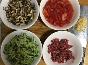 1.香菇泡发洗净切丁(留一些泡香菇的水备用)，西红柿切碎，黄瓜切丝牛肉切末，葱姜蒜切末！