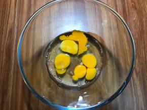 鸡蛋放在室温放二十分钟，常温鸡蛋更容易打发，磕开放入无水无油的打蛋盆中