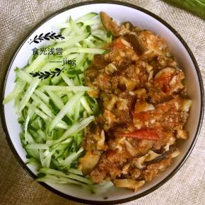 6.捞出面条，加入炒制好的香菇肉末卤子，加入适量黄瓜丝，开吃吧！