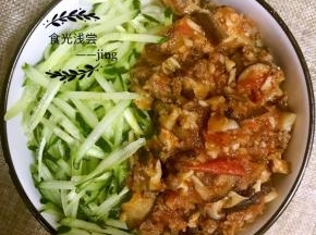 6.捞出面条，加入炒制好的香菇肉末卤子，加入适量黄瓜丝，开吃吧！