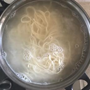 5.在炒制卤子的过程中，将面条下至煮沸的水中煮熟！