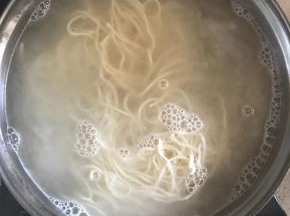 5.在炒制卤子的过程中，将面条下至煮沸的水中煮熟！
