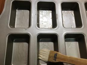 烤盘刷一层玉米油，什么样的烤盘都可以，纸杯也可以的