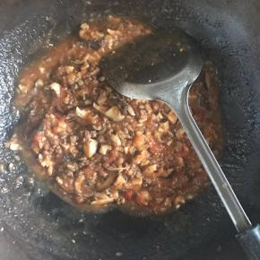 4.放入西红柿翻炒，并加入之前留出的泡发香菇的水，直至熬制成酱状！