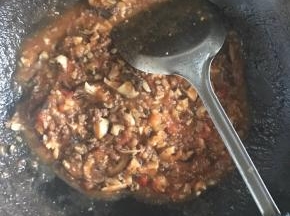 4.放入西红柿翻炒，并加入之前留出的泡发香菇的水，直至熬制成酱状！