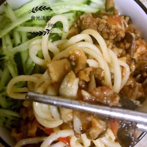 温馨提示:卤子要稍微咸一点，这样拌入面条才不至于口味过淡！