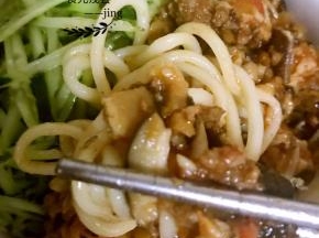 温馨提示:卤子要稍微咸一点，这样拌入面条才不至于口味过淡！