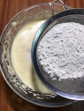 筛入低筋面粉，翻拌搅匀