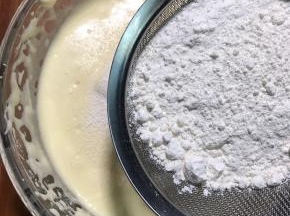 筛入低筋面粉，翻拌搅匀