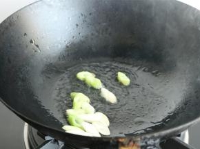 炒锅油温升高，能看到微微沸的样子，下入葱末爆香。