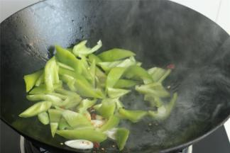 下入辣椒翻炒几下。