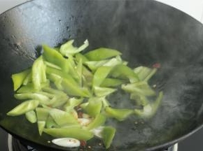下入辣椒翻炒几下。